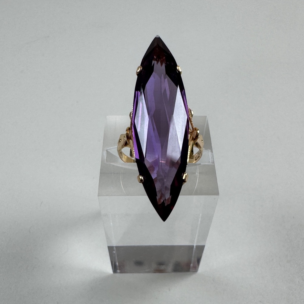 Estate 18K solid gold ring with marquise-cut Alexandrite